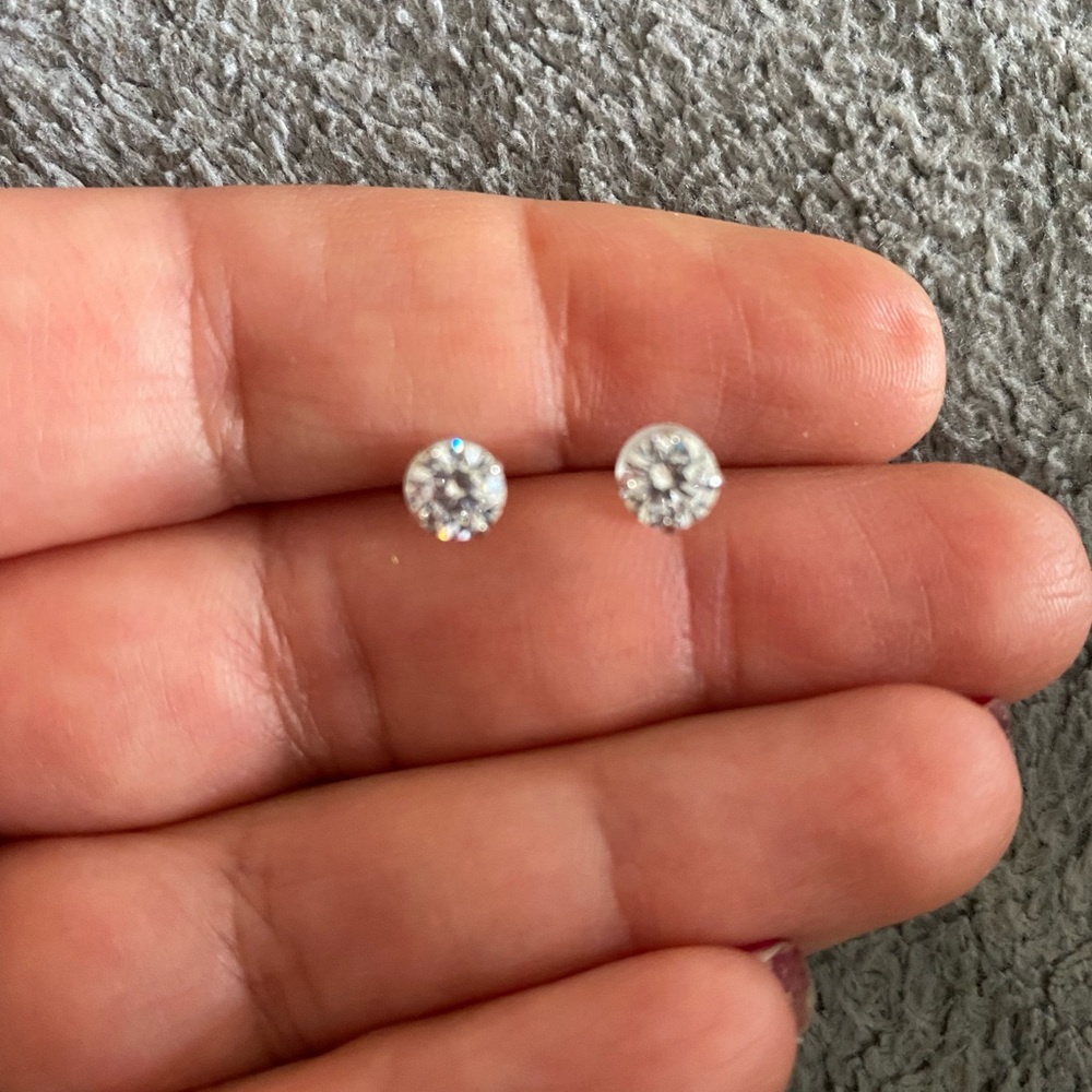 NEW* 14K white gold Diamond stud earrings